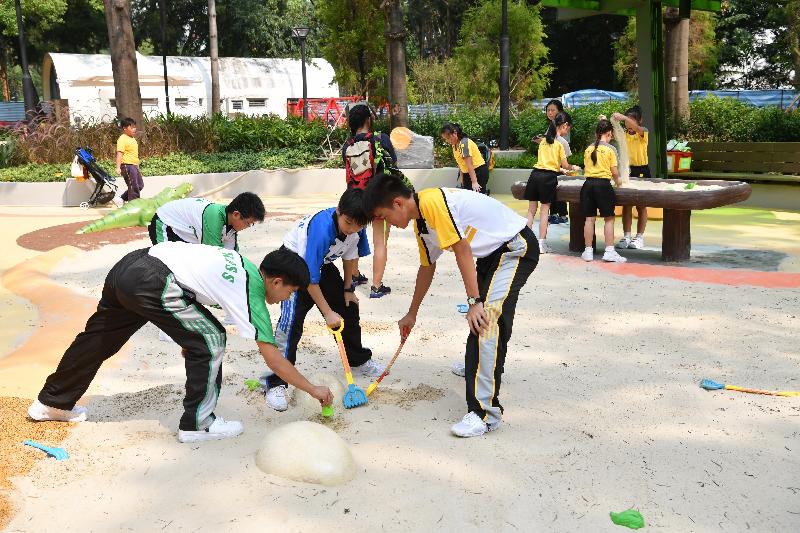 屯門公園共融遊樂場十二月三日啟用，是本港首個把「水」和「沙」兩項自然元素納入設計的無障礙兒童遊樂空間。圖示場內的「獵蛋樂園」，讓兒童一同在沙池玩沙「掘蛋」。