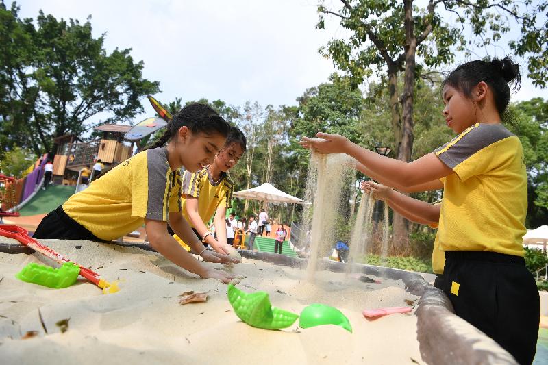 屯門公園共融遊樂場十二月三日啟用，是本港首個把「水」和「沙」兩項自然元素納入設計的無障礙兒童遊樂空間。圖示兒童在「獵蛋樂園」區域的沙枱玩沙，並可從中運用他們的創意。