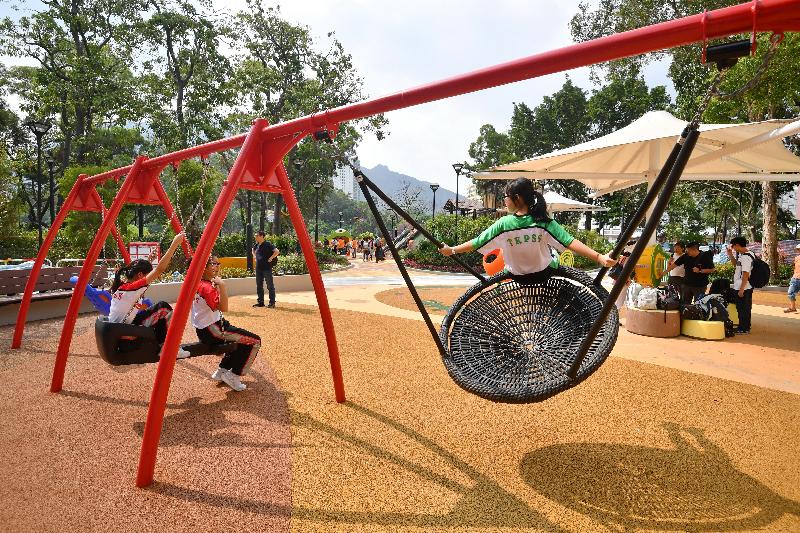 屯門公園共融遊樂場十二月三日啟用。場內的鞦韆區裝有兩組包括搖籃型鞦韆、座椅型鞦韆及親子型鞦韆的設施，迎合不同小朋友的需要。