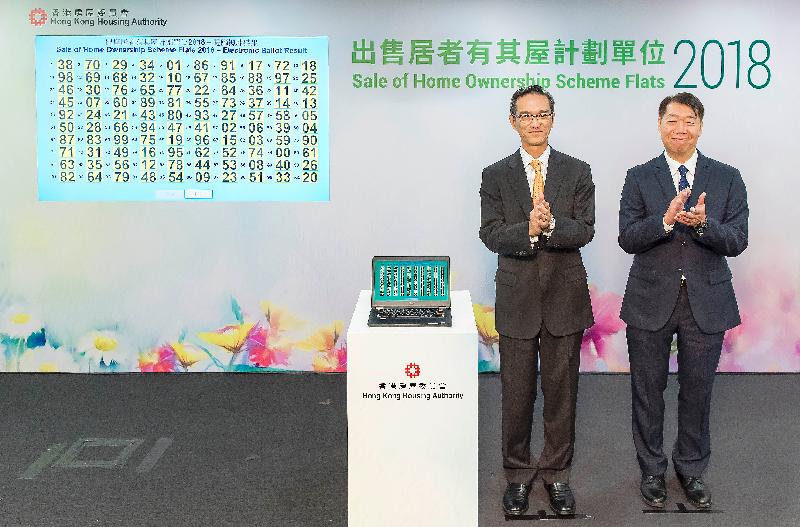 The Chairman of the Subsidised Housing Committee of the Hong Kong Housing Authority (HA), Mr Stanley Wong (left), accompanied by the Assistant Director of Housing (Housing Subsidies), Mr Alan Hui, officiates at the electronic ballot drawing ceremony today (November 29) for the HA's Sale of Home Ownership Scheme Flats 2018 to determine the priority sequence based on the last two digits of the application numbers.