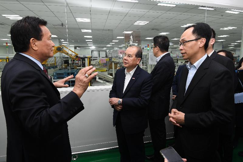 The Chief Secretary for Administration, Mr Matthew Cheung Kin-chung, today (November 29) led a delegation of Hong Kong Special Administrative Region Government officials to visit a Hong Kong enterprise that invested in the setting up of factories in Xiamen to learn about the innovative manufacturing management system it developed. Photo shows Mr Cheung (second left); the Secretary for Constitutional and Mainland Affairs, Mr Patrick Nip (fourth left); and the delegation receiving a briefing from the Chairman of the enterprise (first left).