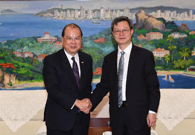 The Chief Secretary for Administration, Mr Matthew Cheung Kin-chung (left), today (November 29) leads a delegation of Hong Kong Special Administrative Region Government officials to visit Xiamen and meets the Mayor of the Xiamen Municipal Government, Mr Zhuang Jiahan.