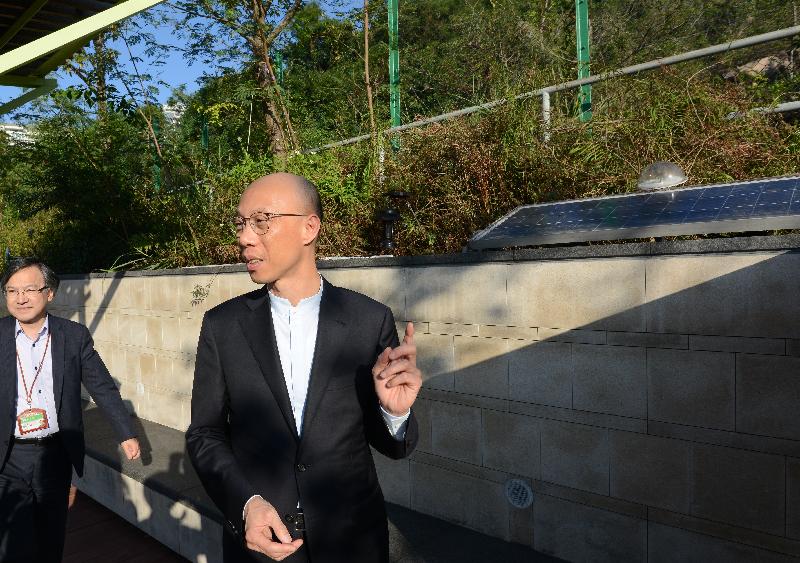 The Secretary for the Environment, Mr Wong Kam-sing (right), visits the Jockey Club Home for Hospice in Sha Tin today (November 30) and tours its green features.