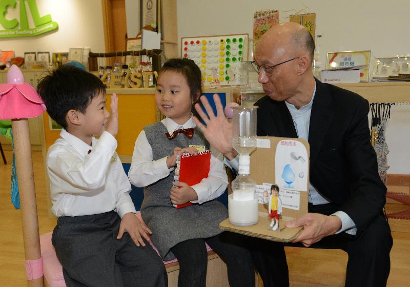 The Secretary for the Environment, Mr Wong Kam-sing (right), calls at the Hong Kong Institute of Vocational Education (Sha Tin) today (November 30) and meets with kindergarten students participating in the Kids' Greenway project.
