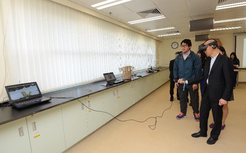The Secretary for the Environment, Mr Wong Kam-sing (front), visits the Environmental Education Centre in the Hong Kong Institute of Vocational Education (Sha Tin) today (November 30) and tries on the virtual reality teaching pack designed for the Conservation and Tree Management programme.