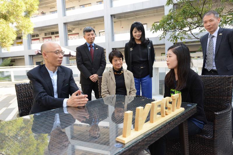 The Secretary for the Environment, Mr Wong Kam-sing, called at the Hong Kong Institute of Vocational Education (IVE) (Sha Tin) today (November 30). Photo shows Mr Wong (first left) chatting with teachers and a student of IVE (Sha Tin).