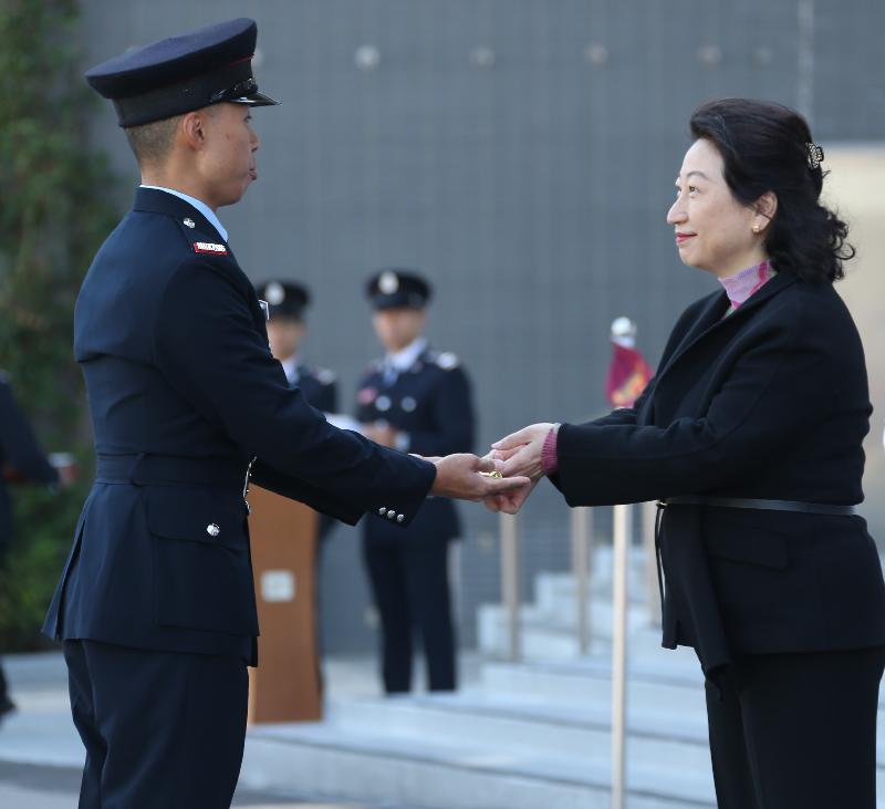 The Secretary for Justice, Ms Teresa Cheng, SC, reviewed the 184th Fire Services passing-out parade at the Fire and Ambulance Services Academy today (November 30). Photo shows Ms Cheng (right) presenting the Best Recruit award to a graduate.