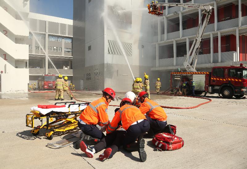 The Secretary for Justice, Ms Teresa Cheng, SC, reviewed the 184th Fire Services passing-out parade at the Fire and Ambulance Services Academy today (November 30). Photo shows graduates demonstrating firefighting and rescue techniques.