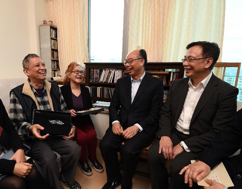 運輸及房屋局局長陳帆（右二）今日（十一月三十日）到訪東區，參觀香港房屋協會的長者房屋項目「雋悅」時與住戶交談。