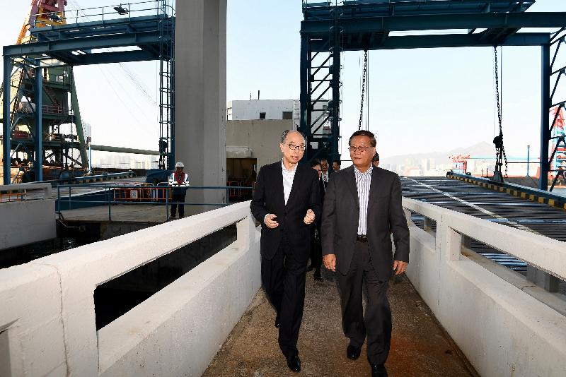 Accompanied by the Chairman of the Eastern District Council, Mr Wong Kin-pan (right), the Secretary for Transport and Housing, Mr Frank Chan Fan (left), inspects the facilities and observes the operation of the North Point Vehicular Ferry Pier during his visit to Eastern District this afternoon (November 30).