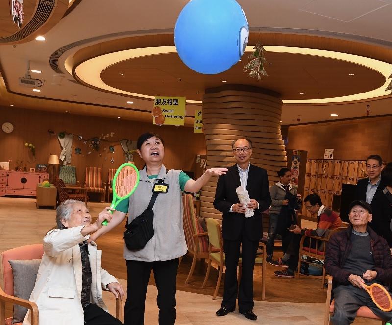The Secretary for Transport and Housing, Mr Frank Chan Fan, visited Eastern District and toured Tanner Hill, a housing project run by the Hong Kong Housing Society for elderly people this afternoon (November 30). Mr Chan (third left) looks on while the elderly are participating in leisure activities at the estate.