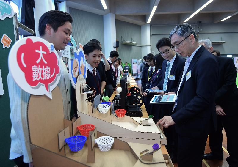 The Secretary for Financial Services and the Treasury, Mr James Lau (first right), visited Caritas Fanling Chan Chun Ha Secondary School today (November 30) to take part in the school's STEM (science, technology, engineering and mathematics) exhibition. Accompanying him is the Under Secretary for Financial Services and the Treasury, Mr Joseph Chan (second right).
