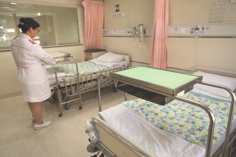 A spokesman for the Hospital Authority (HA) said today (November 30) that public hospitals are getting prepared for the winter surge in service demand. Photo shows a vacant ward in Tuen Mun Hospital in which time-limited beds will be made available to cope with the upcoming surge in demand.
