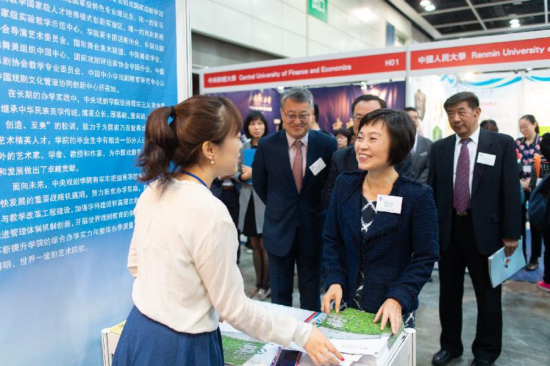 The Mainland Higher Education Expo 2018 is being held today (December 1) and on December 2 at the Hong Kong Convention and Exhibition Centre in Wan Chai. The Under Secretary for Education, Dr Choi Yuk-lin (second right); and the Deputy Director General of the Office for Hong Kong, Macao and Taiwan Affairs of the Ministry of Education, Mr Wang Zhiwei (second left), visit the exhibition booths at the expo to know more about the information offered by the institutions to participants.
