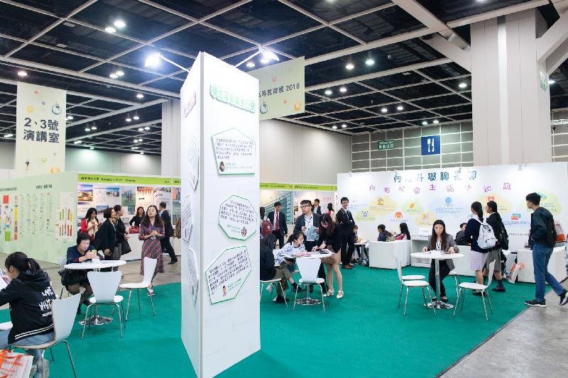 The Mainland Higher Education Expo 2018 is being held today (December 1) and on December 2 at the Hong Kong Convention and Exhibition Centre in Wan Chai. Photo shows members of the public visiting the expo to learn more about studying on the Mainland.