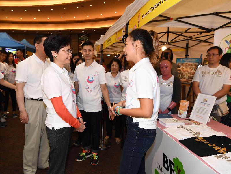 行政长官林郑月娥（左一）今日（十二月一日）出席12‧1「罕爱同行」博览会，并参观摊位。