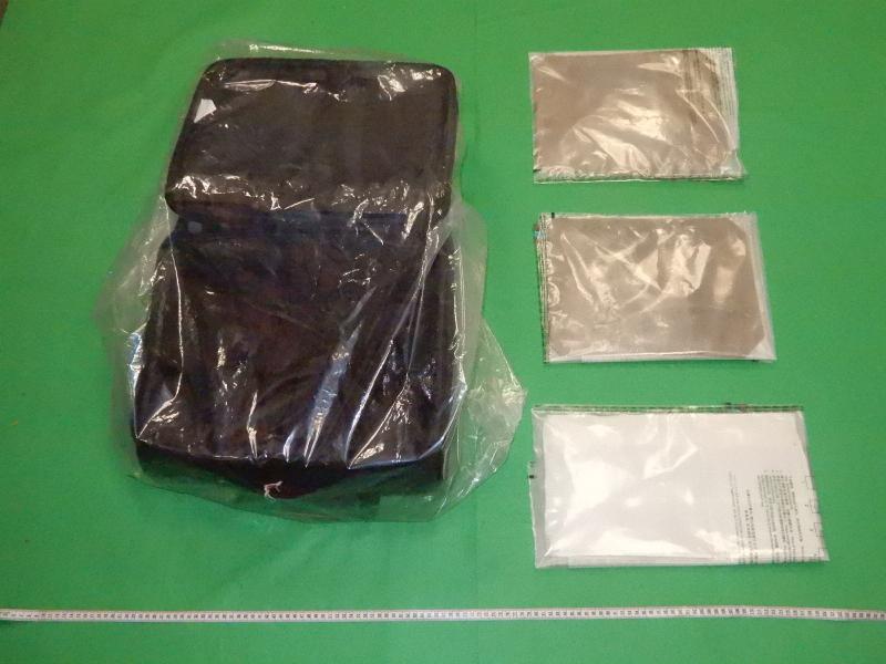 香港海关十一月三十日在香港国际机场一行李箱的夹层内检获三包共约二点五公斤怀疑可卡因。