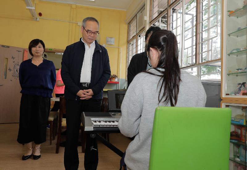 民政事務局局長劉江華今日（十二月三日）到訪南區。圖示劉江華（左二）到訪瑪利灣學校和瑪利灣中心，欣賞學生表演。