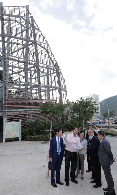 The Secretary for Home Affairs, Mr Lau Kong-wah, visited Southern District today (December 3). Photo shows Mr Lau (second right) learning about the proposed works in Ap Lei Chau Wind Tower Park.