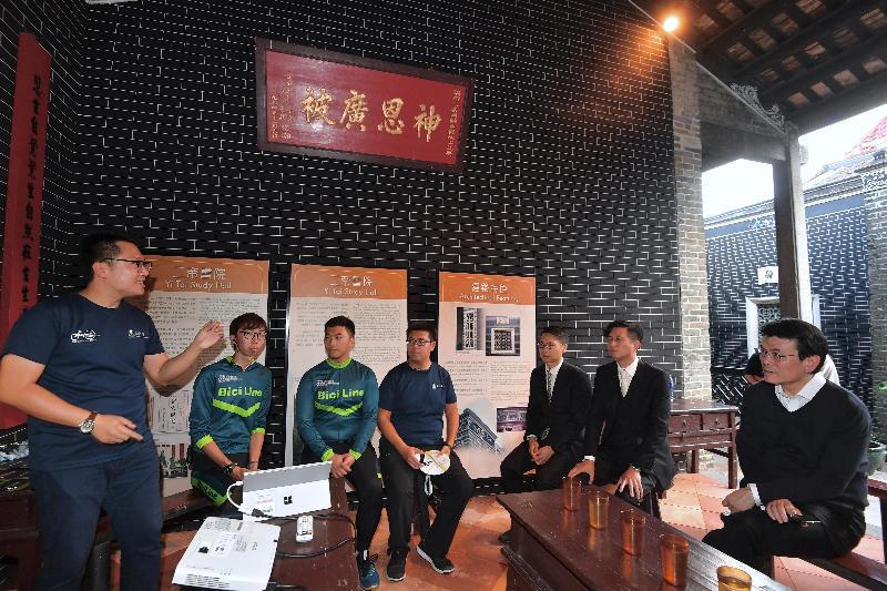 The Secretary for Commerce and Economic Development, Mr Edward Yau (first right), meets with young tour guides of the Tung Wah Group of Hospitals BiciLine Cycling Eco-Tourism Social Enterprise to get to know their experiences in organising guided cycling eco-tours during his visit to Yuen Long District today (December 3).