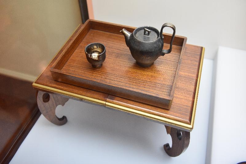 「陶瓷茶具创作展览2018」开幕典礼今日（十二月四日）于茶具文物馆举行。图示公开组亚军得主王森的作品《呼继》。
