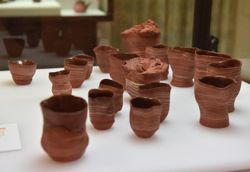 「陶瓷茶具创作展览2018」开幕典礼今日（十二月四日）于茶具文物馆举行。图示公开组季军得主郭家飞的的作品《山丘》。