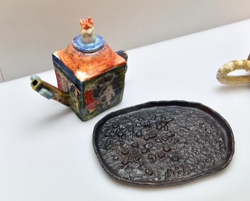 The opening ceremony of the "2018 Tea Ware by Hong Kong Potters" exhibition was held today (December 4) at the Flagstaff House Museum of Tea Ware. Photo shows the Second Prize winner in the School Category, Nicholas Leung's "The Price of Peace".