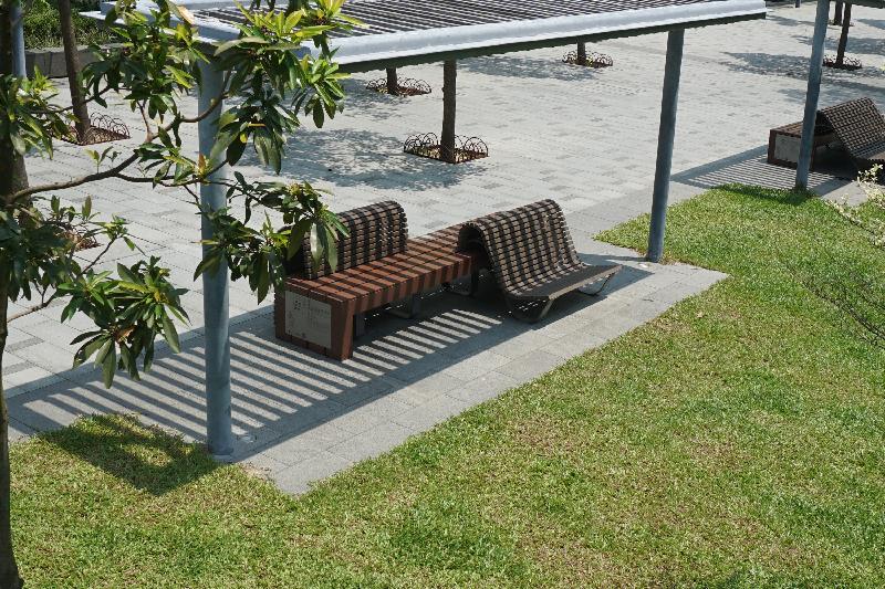 The public art project "City Dress Up: Seats．Together", which is presented by the Leisure and Cultural Services Department and organised by the Art Promotion Office, has received three awards in the DFA Awards 2018. Photo shows the artistic furniture "Hack-a-Bench" by artists Dylan Kwok and Hinz Pak at Aldrich Bay Park, which won a Merit Award under the DFA Design for Asia Awards 2018.