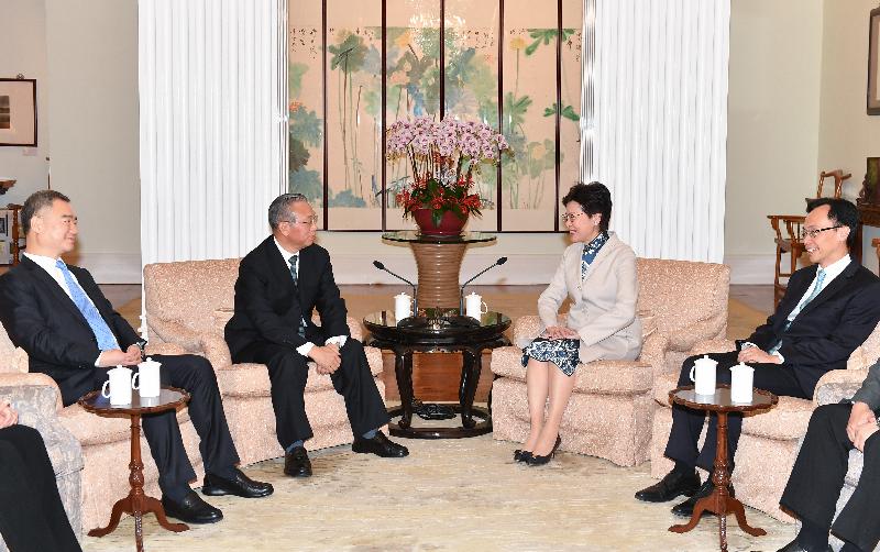The Chief Executive, Mrs Carrie Lam (second right), met the Secretary of the CPC Shandong Provincial Committee, Mr Liu Jiayi (second left), at Government House this evening (December 4). The Secretary for Constitutional and Mainland Affairs, Mr Patrick Nip (first right), was also present.