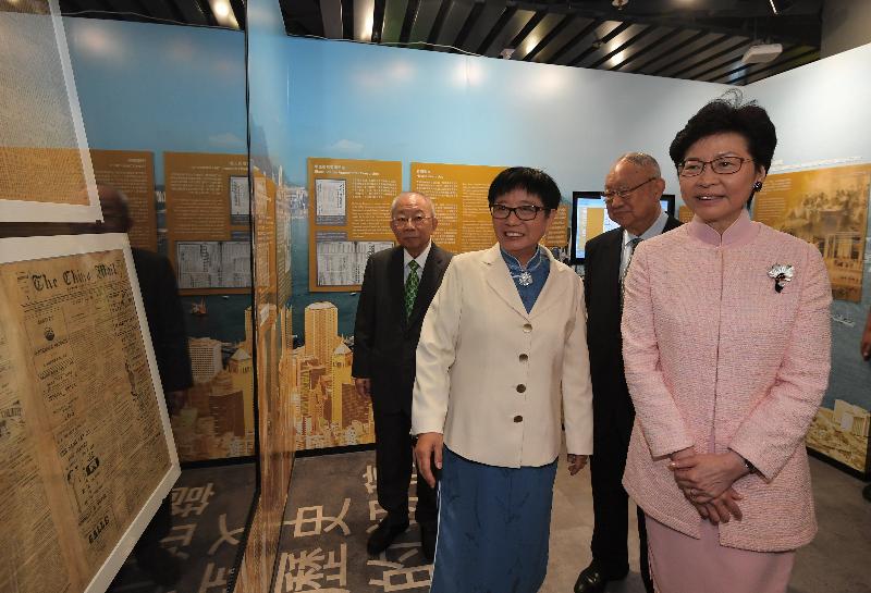 行政長官林鄭月娥（右）今日（十二月五日）出席香港新聞博覽館開幕典禮，並在新聞教育基金主席陳淑薇（左）陪同下參觀展覽。