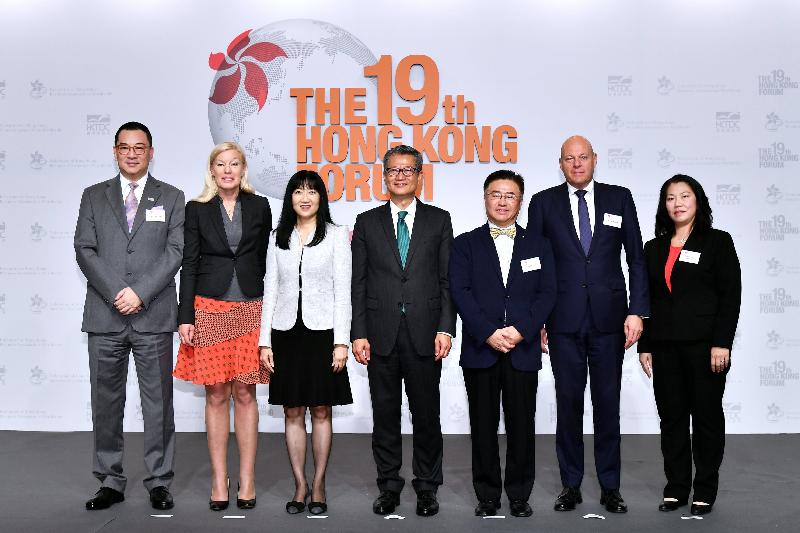 The Financial Secretary, Mr Paul Chan, attended the 19th Hong Kong Forum luncheon this afternoon (December 5). Photo shows Mr Chan (centre); the Executive Director of the Trade Development Council, Ms Margaret Fong (third left); the Chairman of the Federation of Hong Kong Business Associations Worldwide, Dennis Chiu (third right); and other guests.
