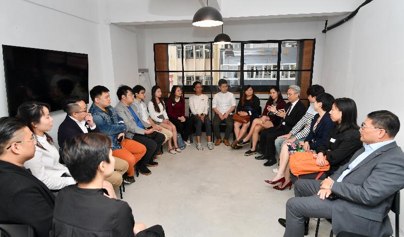 公务员事务局局长罗智光今日（十二月六日）到访中西区。图示罗智光（右五）与「中西区青年地区发展网络」的成员见面交流。旁为中西区区议会主席叶永成（右一）。