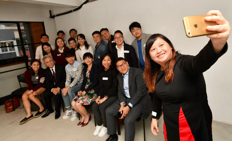 公務員公務員事務局局長羅智光今日（十二月六日）到訪中西區，與「中西區青年地區發展網絡」的成員見面交流。圖示羅智光（前排左二）與青年成員自拍留念。