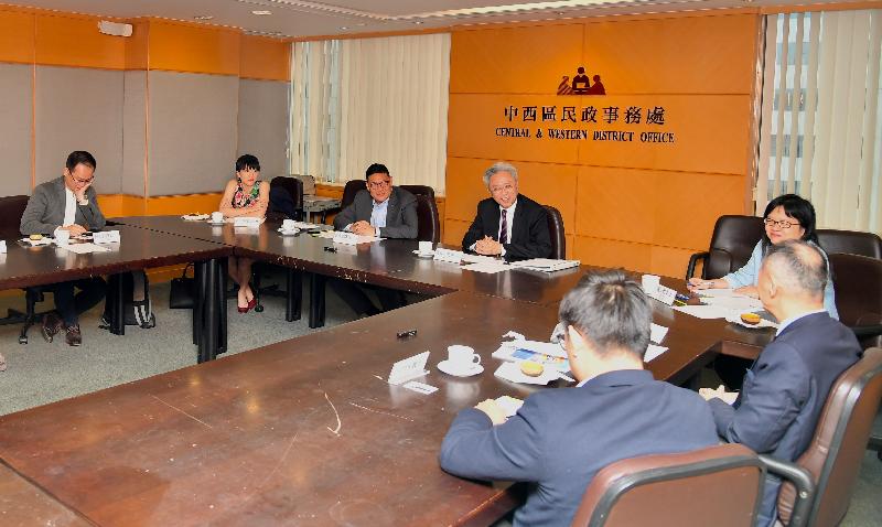 The Secretary for the Civil Service, Mr Joshua Law, visited Central and Western District today (December 6). Photo shows Mr Law (centre), accompanied by the Chairman of the Central and Western District Council (C&WDC), Mr Yip Wing-shing (third left), and the District Officer (Central and Western), Mrs Susanne Wong (second left), meeting with C&WDC members and exchanging views on issues that concern them.
