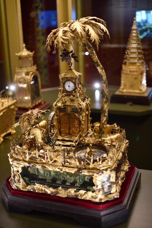 Two new special exhibitions entitled "Treasures of Time" and "Landscape Map of the Silk Road" will be held at the Hong Kong Science Museum from tomorrow (December 7). Photo shows the exhibit "Gilt bronze clock with a country scene and water automation" at the "Treasures of Time" exhibition.