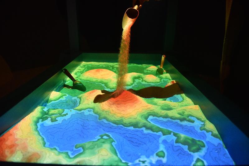 香港科學館明日（十二月七日）起舉行兩個全新特備展覽「匠心獨運──鐘錶珍寶展」與「絲路山水地圖展」。圖示「絲路山水地圖展」的互動展品「智能沙盤」。