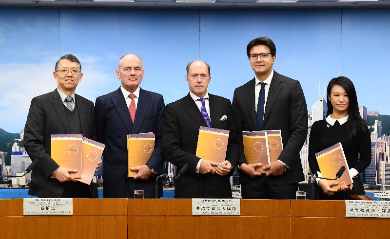 The Chairman of the Access to Information Sub-committee of the Law Reform Commission (LRC), Mr Russell Coleman, SC (centre); members of the Sub-committee Jose-Antonio Maurellet, SC (second right) and Mr Brian Gilchrist (second left); the Secretary of the LRC, Mr Peter Wong (first left); and the Secretary of the Sub-committee, Ms Cathy Wan (first right), attend a press conference today (December 6) to release the Consultation Paper on Access to Information.