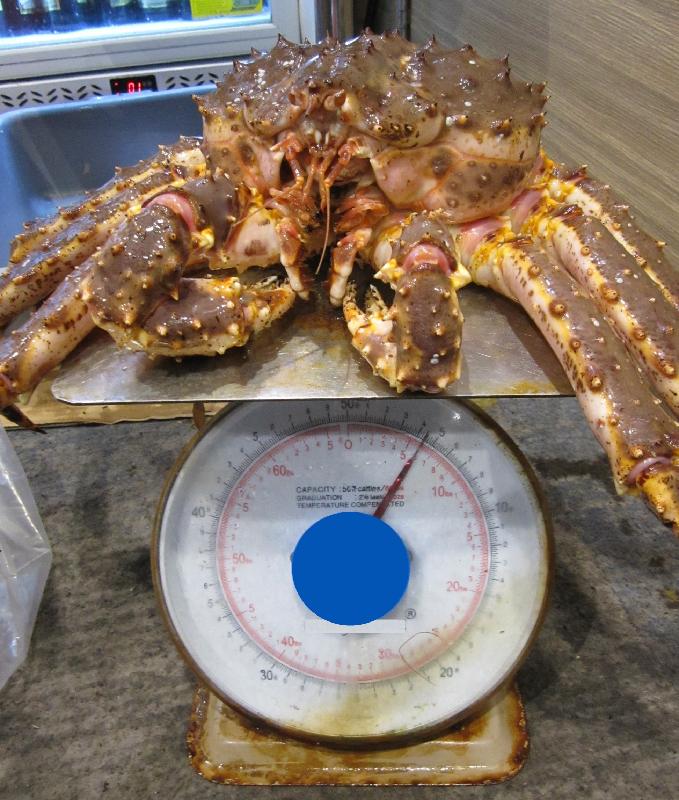 香港海关今日（十二月六日）采取试购行动打击食肆供应重量不足海鲜，发现一间位于油麻地的食肆涉嫌供应重量不足的亚拉斯加蟹。