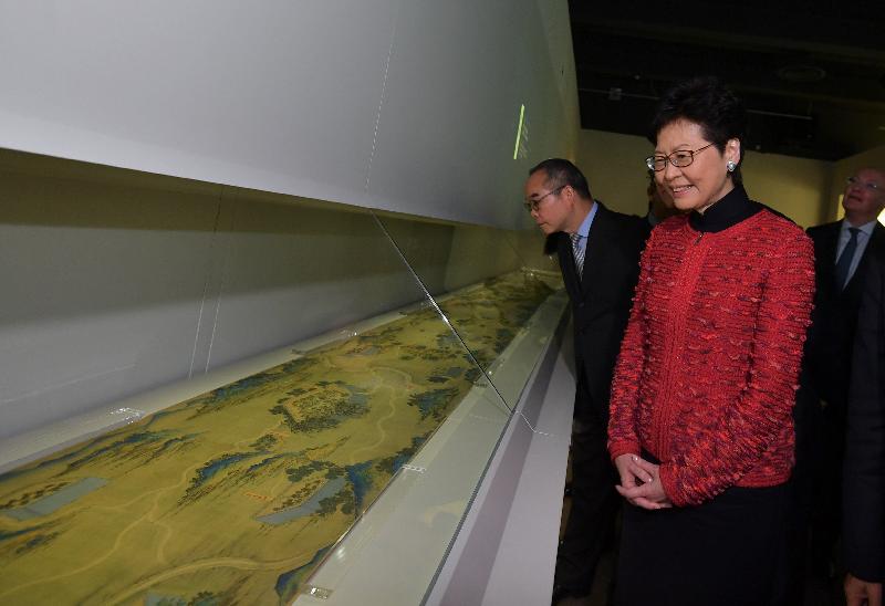 行政長官林鄭月娥（左二）今日（十二月六日）出席「匠心獨運——鐘錶珍寶展」和「絲路山水地圖展」開幕典禮，並參觀展覽。
