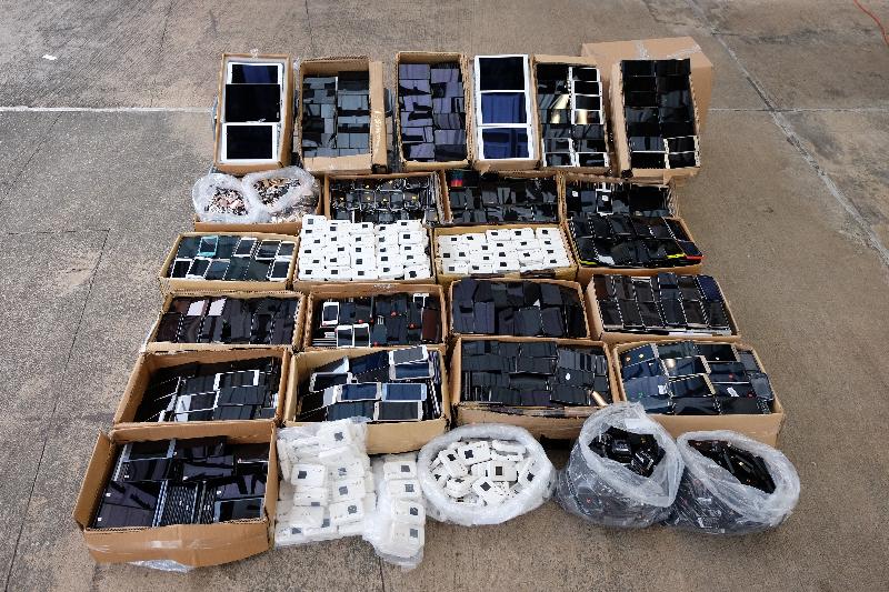 Hong Kong Customs and the Marine Police conducted a joint-operation and detected a suspected smuggling case using speedboats in Lau Fau Shan on December 5. A batch of suspected smuggled electronic goods were seized, including 7 356 used smartphones, 264 used tablets, 1 825 used USB flash drives and 1 344 used portable wireless routers with an estimated market value of about $4 million.