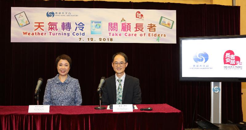 The Assistant Director of the Hong Kong Observatory, Dr Cheng Cho-ming (right), and the Chief Executive Officer of the Senior Citizen Home Safety Association, Ms Maura Wong, spoke at a joint press conference today (December 7) and urged the public to take precautions against the cold weather, especially early to midweek next week.