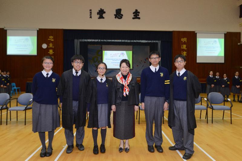 The Secretary for Justice, Ms Teresa Cheng, SC, visited Carmel Divine Grace Foundation Secondary School today (December 7). Photo shows Ms Cheng (third right) with students participating in the school's Mock Trial - Justice Education Project.