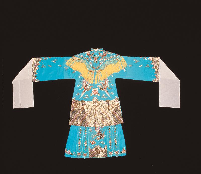 「伶影雙輝—吳君麗舞台藝術剪影」展覽現於香港文化博物館舉行。圖示吳君麗一九七○年代演出《雷鳴金鼓戰笳聲》所穿着的戲服「藍地繡鳳女蟒」（吳君麗捐贈）。