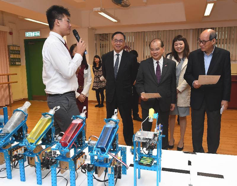 The Chief Secretary for Administration, Mr Matthew Cheung Kin-chung, and the Secretary for Innovation and Technology, Mr Nicholas W Yang, today (December 7) visited Tai Po District and met with students participated in a programme for promotion of science, technology, engineering and mathematics (STEM) education in Tai Po secondary schools. Photo shows Mr Cheung (third right) and Mr Yang (fourth right), receiving a briefing from a student representative on robotic bartender created for the programme. Also joining are the Chairman of the Tai Po District Council, Mr Cheung Hok-ming (first right), and the Acting District Officer (Tai Po), Ms Iris Lee (second right).

