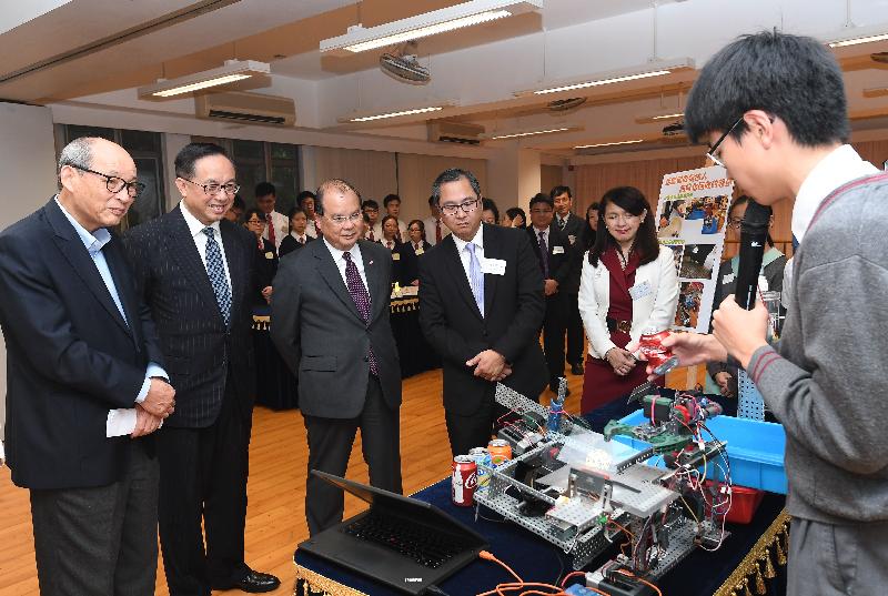 The Chief Secretary for Administration, Mr Matthew Cheung Kin-chung, and the Secretary for Innovation and Technology, Mr Nicholas W Yang, today (December 7) visited Tai Po District and met with students participated in a programme for promotion of science, technology, engineering and mathematics (STEM) education in Tai Po secondary schools. Photo shows Mr Cheung (third left) and Mr Yang (second left), receiving a briefing from a student representative on robotic projects created for the programme. Also joining are the Chairman of the Tai Po District Council, Mr Cheung Hok-ming (first left).
