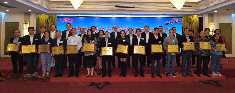 The tenth presentation ceremony of the Hong Kong-Guangdong Cleaner Production Partners Recognition Scheme was held in Guangzhou today (December 7). The Secretary for the Environment, Mr Wong Kam-sing (back row, seventh left), is pictured with the Director-General of the Department of Industry and Information Technology of Guangdong Province, Mr Tu Gaokun (back row, eighth left), as well as other officiating guests and representatives of commended enterprises.