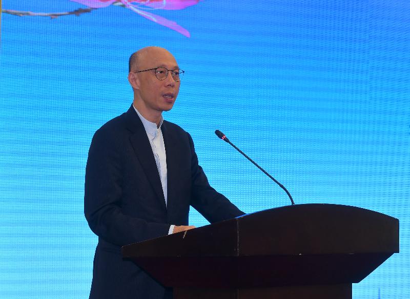 The Secretary for the Environment, Mr Wong Kam-sing, commends the efforts of Hong Kong-owned enterprises in pursuing cleaner production at the tenth presentation ceremony of the Hong Kong-Guangdong Cleaner Production Partners Recognition Scheme in Guangzhou today (December 7).