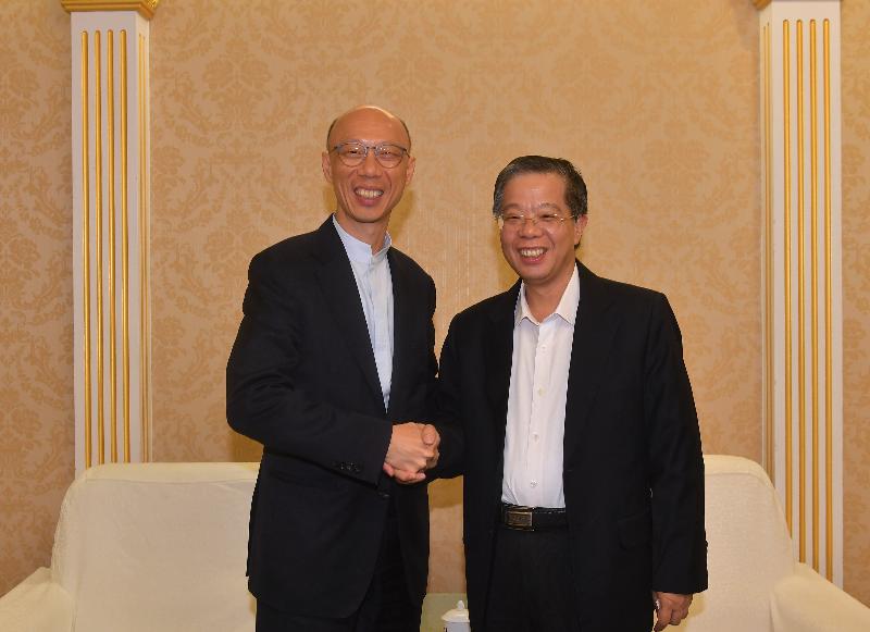The Secretary for the Environment, Mr Wong Kam-sing (left), is pictured with the Director-General of the Department of Industry and Information Technology of Guangdong Province, Mr Tu Gaokun (right), before the fifth meeting of the Hong Kong-Guangdong Joint Working Group on Cleaner Production in Guangzhou today (December 7).