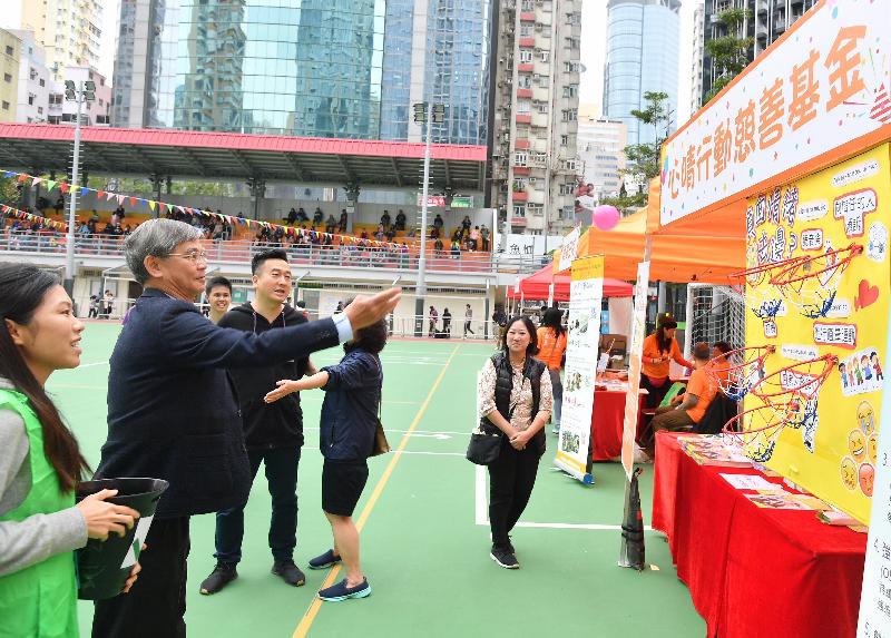 The Secretary for Labour and Welfare, Dr Law Chi-kwong, attended "Home, Power" carnival of 2018 Mental Health Month at MacPherson Playground in Mong Kok today (December 8). Photo shows Dr Law (second left) participating in a carnival booth game.