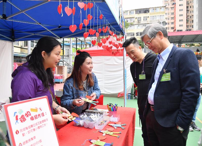 The Secretary for Labour and Welfare, Dr Law Chi-kwong, attended "Home, Power" carnival of 2018 Mental Health Month at MacPherson Playground in Mong Kok today (December 8). Photo shows Dr Law (first right) in an exhibition tour of the carnival.